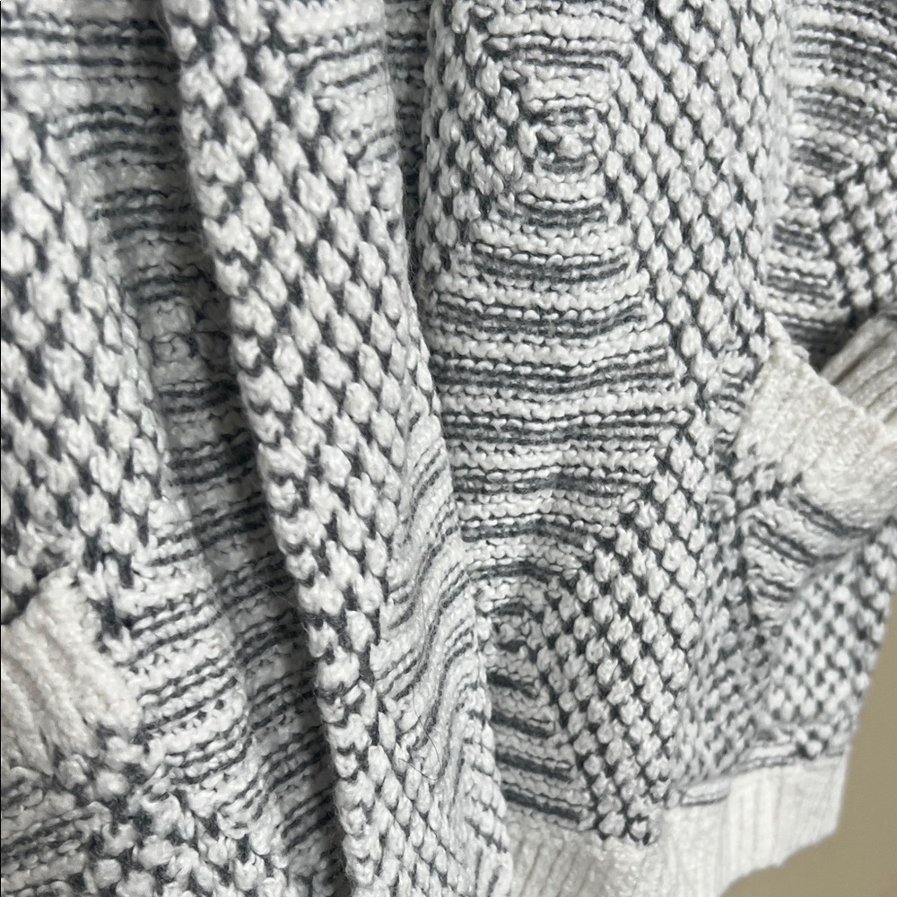 Cozy Gray Patterned Women's Sweater - Picture 5 of 6